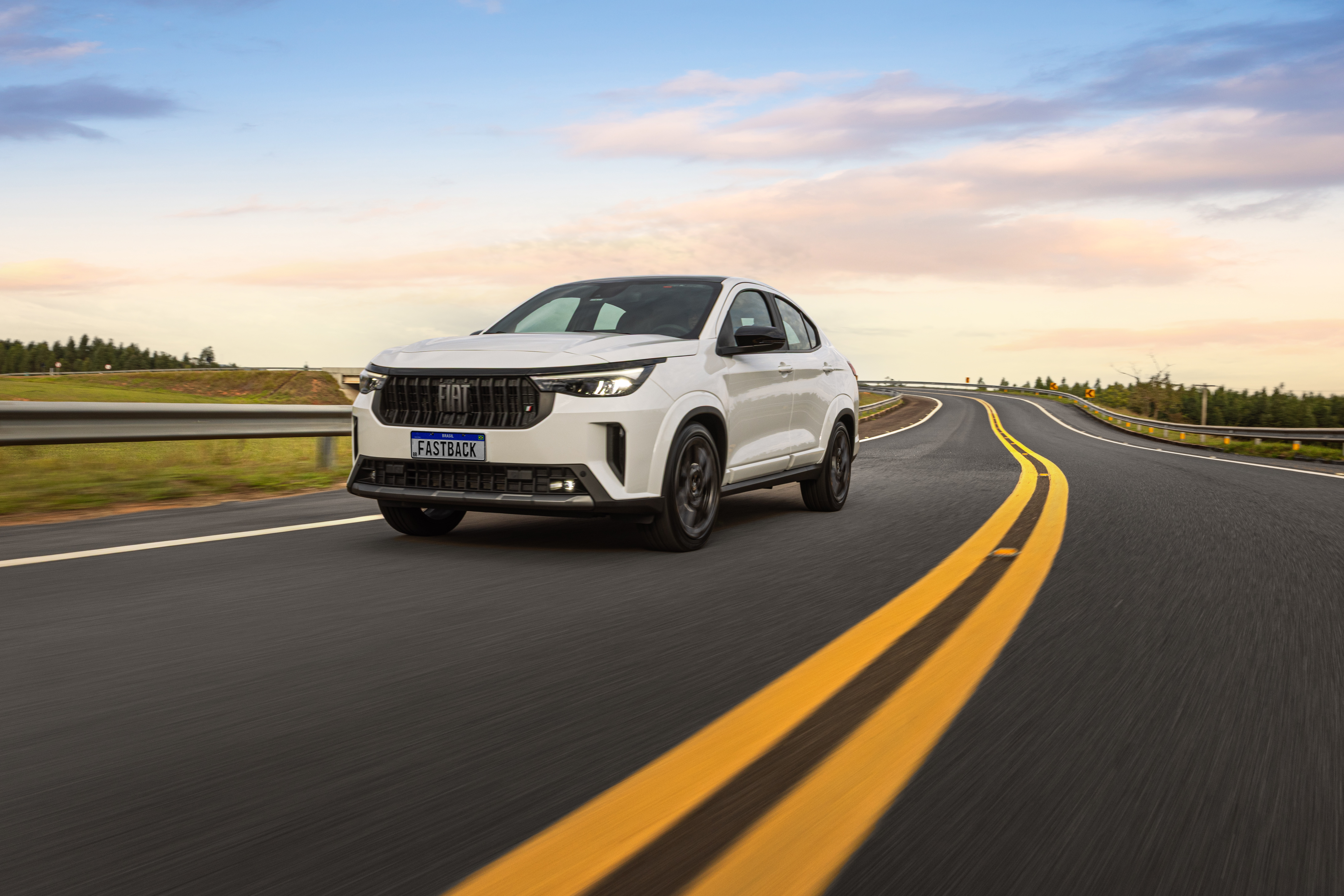 Fiat Fastback branco em uma estrada