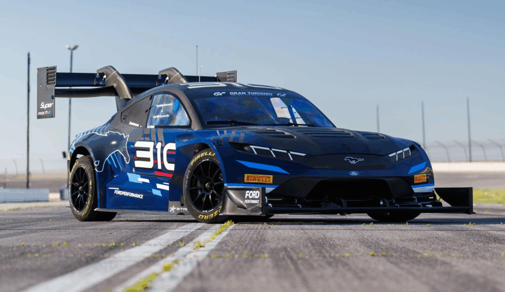 Ford Mustang elétrico em uma pista e com todo o aparato de preparação