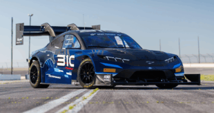 Ford Mustang elétrico em uma pista e com todo o aparato de preparação