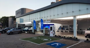 “Veículo elétrico da BYD sendo carregado automaticamente em eletroposto da marca com tecnologia AutoCarga”