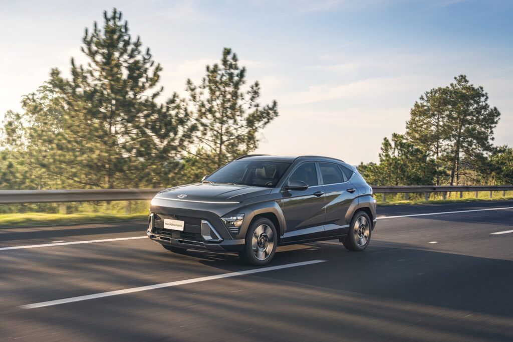 Novo Hyundai KONA Hybrid 2025 em destaque, SUV híbrido com design futurista e faróis conectados por faixa de LED